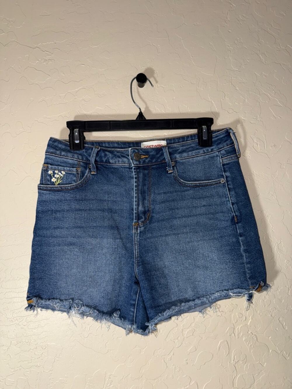 Driftwood floral embroidered lulu shorts size 27